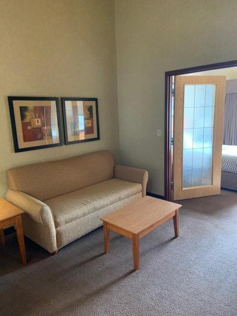 Clarion Pointe Hotel Rimbey ภายนอก รูปภาพ