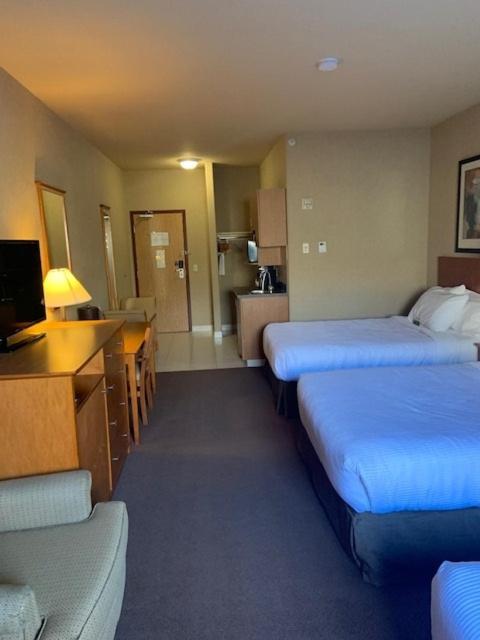 Clarion Pointe Hotel Rimbey ภายนอก รูปภาพ