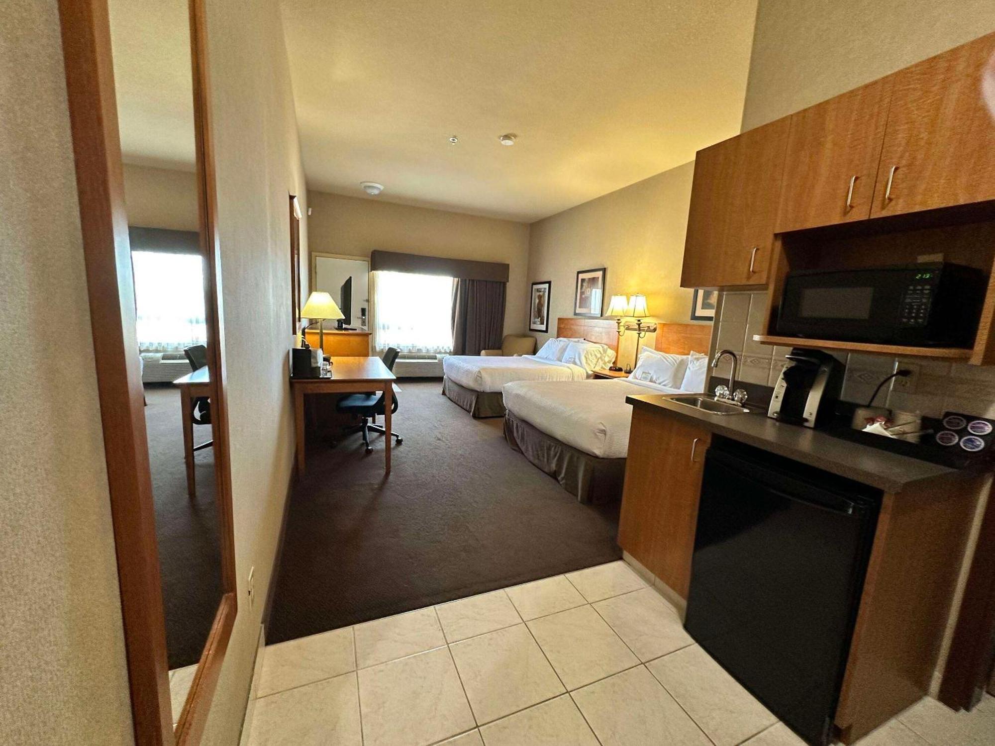 Clarion Pointe Hotel Rimbey ภายนอก รูปภาพ
