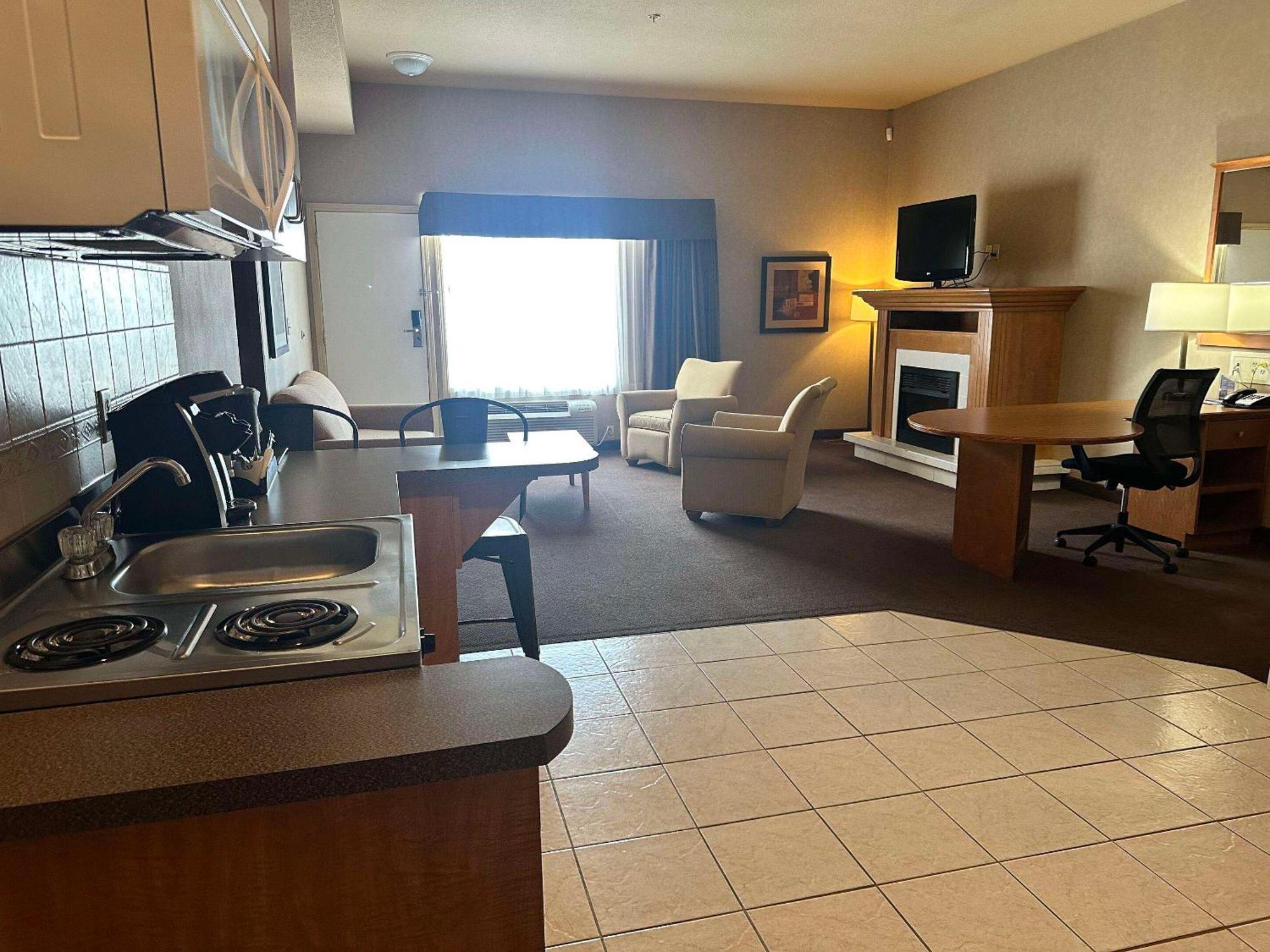 Clarion Pointe Hotel Rimbey ภายนอก รูปภาพ