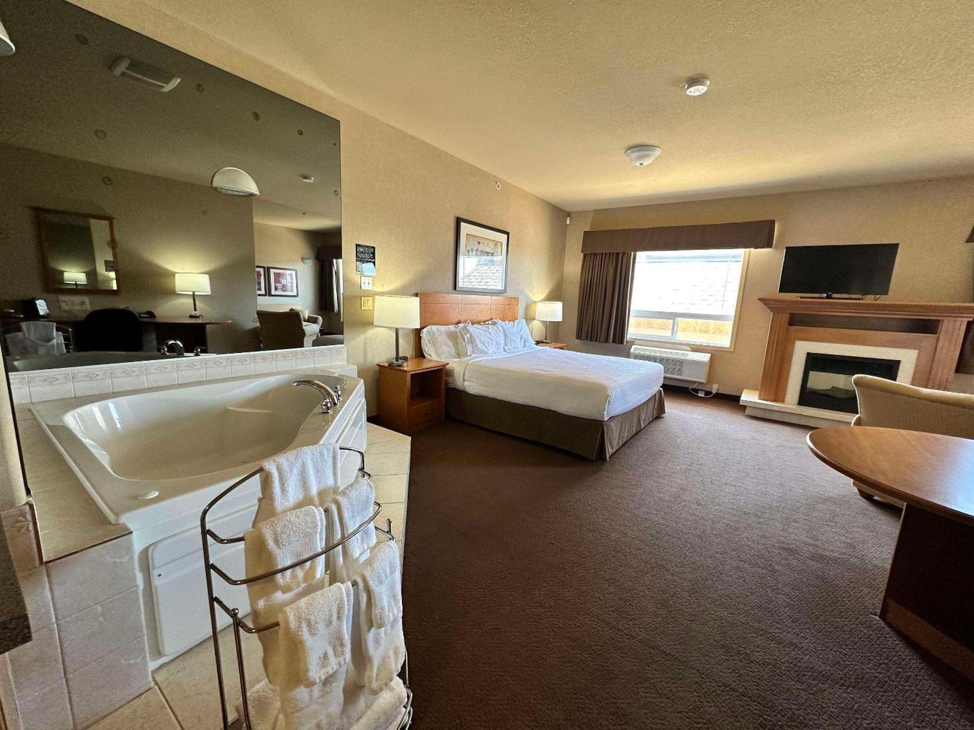 Clarion Pointe Hotel Rimbey ภายนอก รูปภาพ
