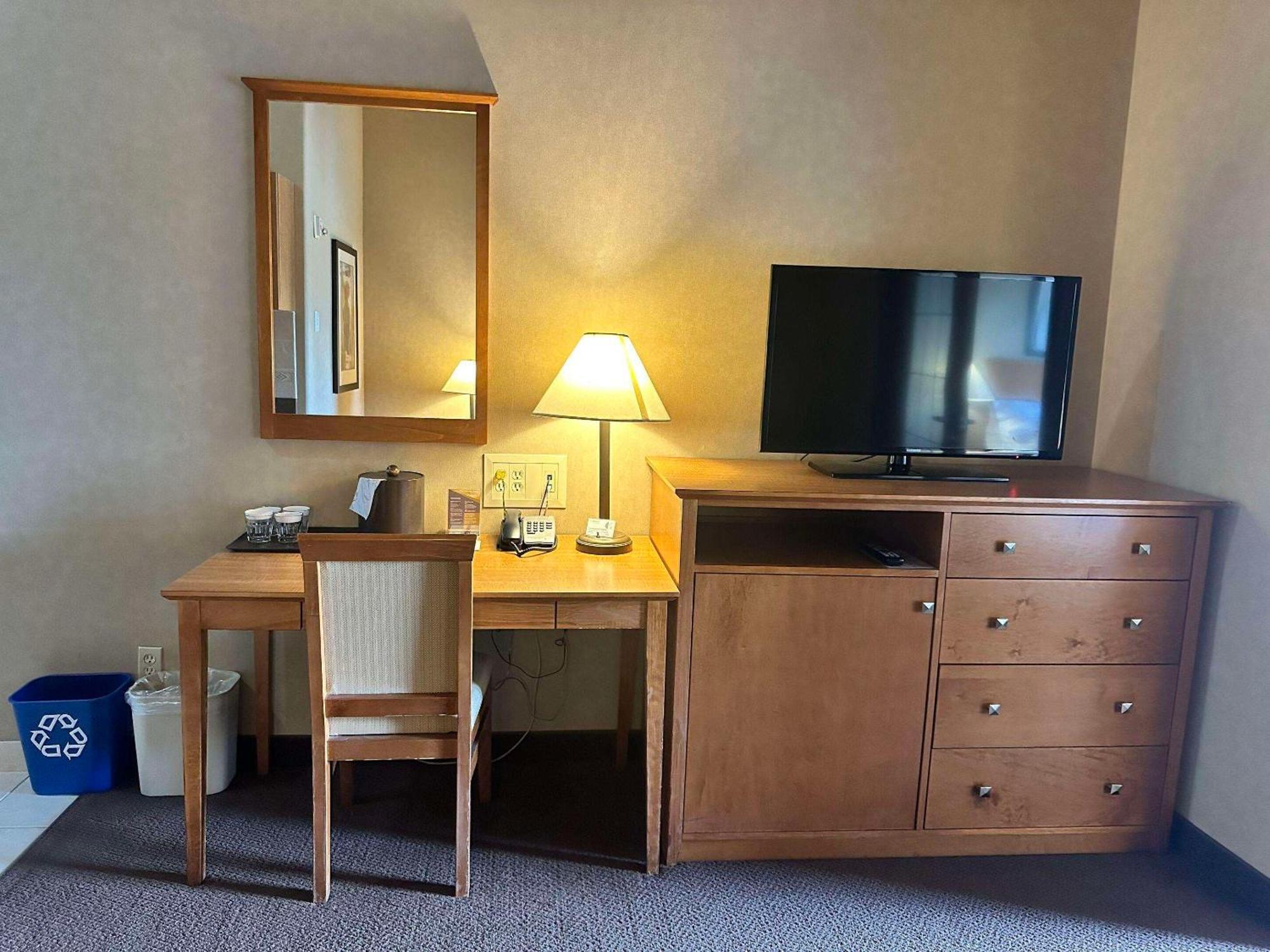Clarion Pointe Hotel Rimbey ภายนอก รูปภาพ