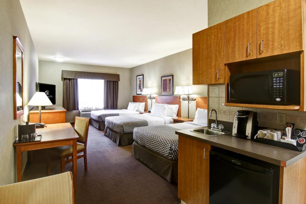 Clarion Pointe Hotel Rimbey ภายนอก รูปภาพ