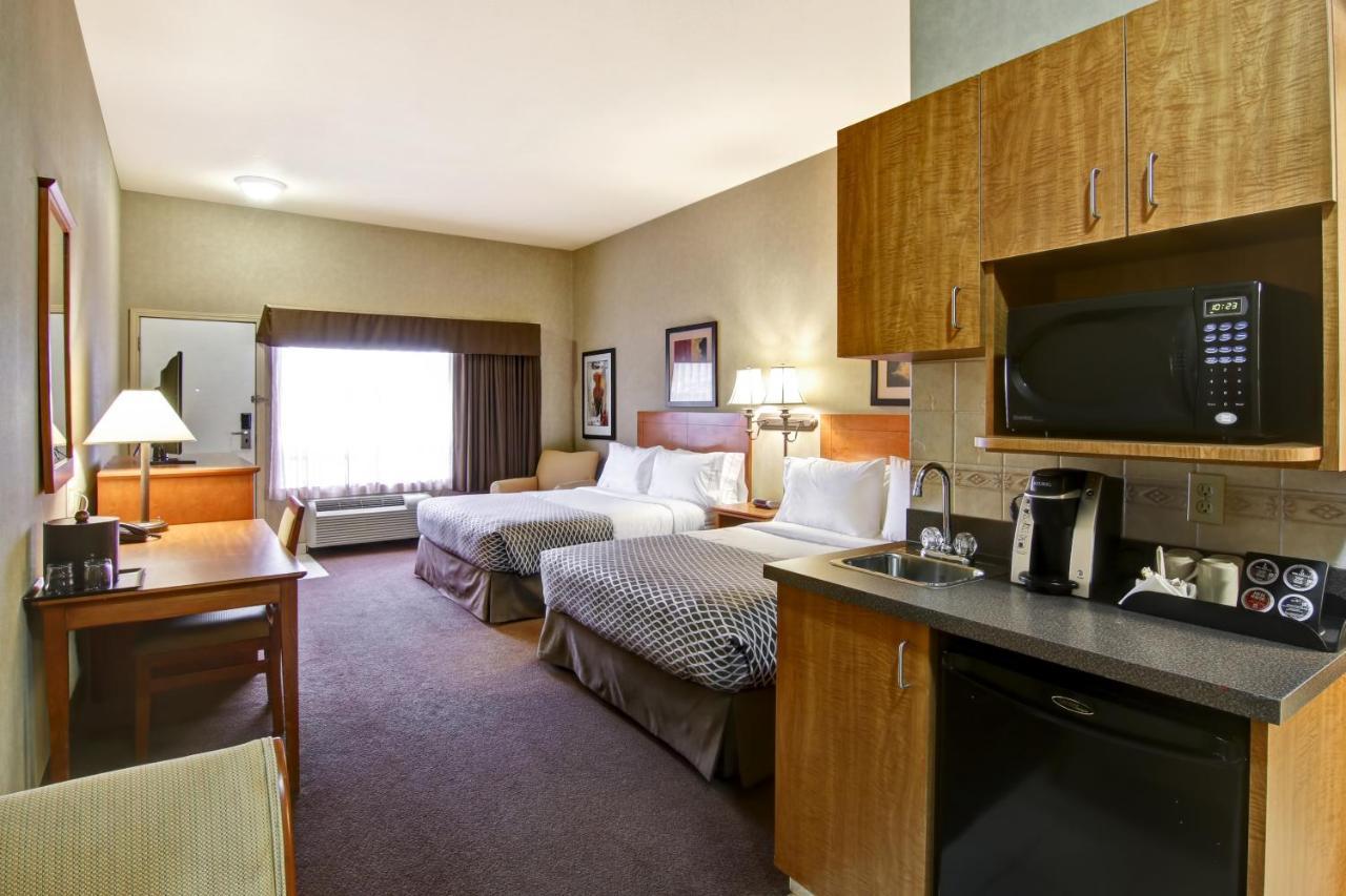 Clarion Pointe Hotel Rimbey ภายนอก รูปภาพ